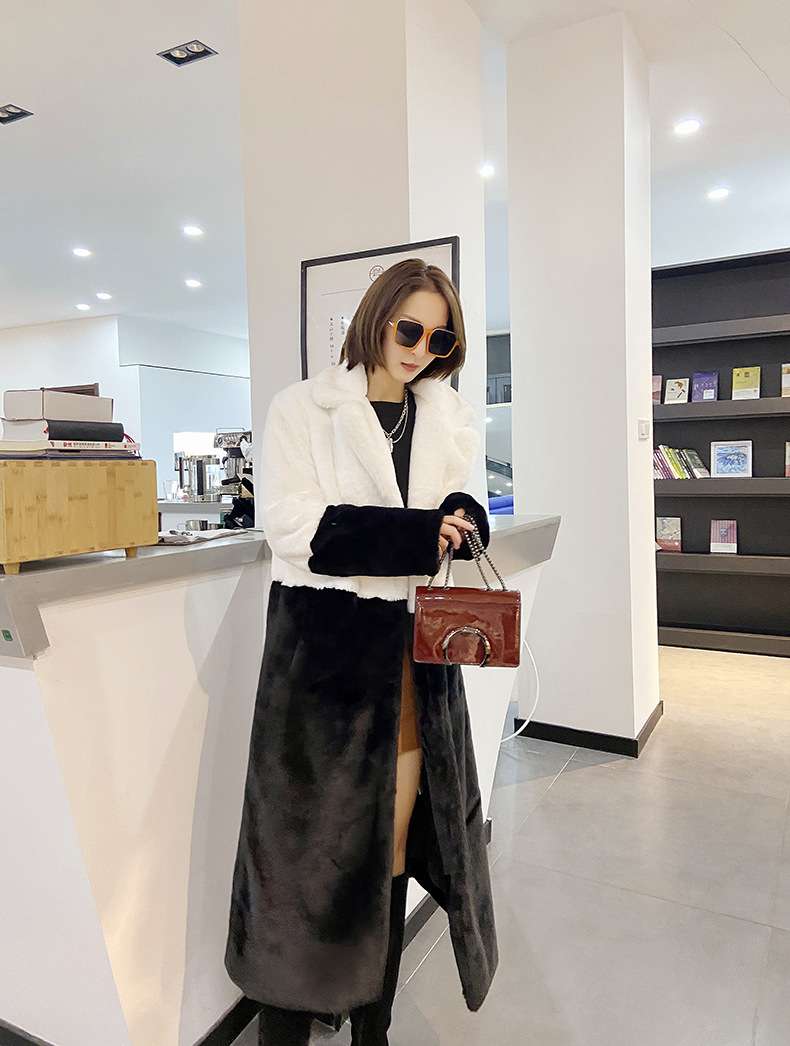 50代ファッション 上品な配色ファーコート
