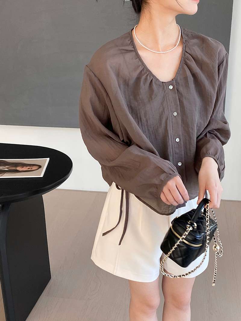 50代ファッション 優美なドレープシャツ