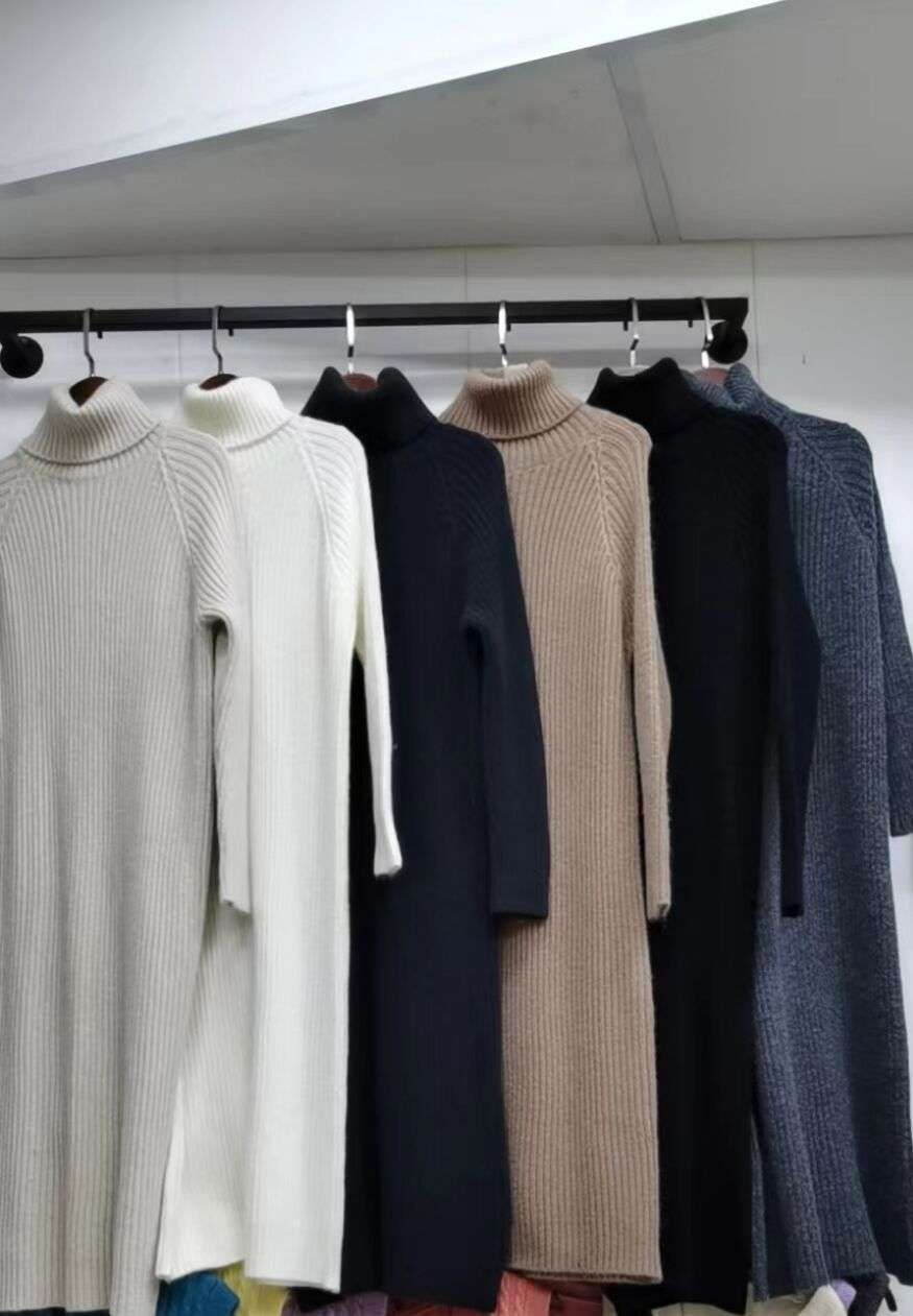 50代ファッション 上品シルエットの長袖ニットワンピース