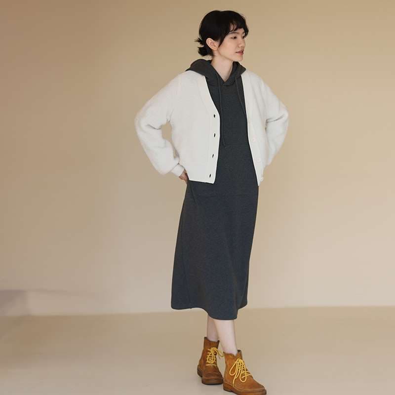 50代ファッション ゆったりシルエットの長袖フードワンピース