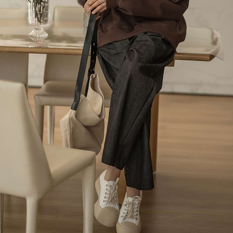50代ファッション ゆったりストレートスラックス