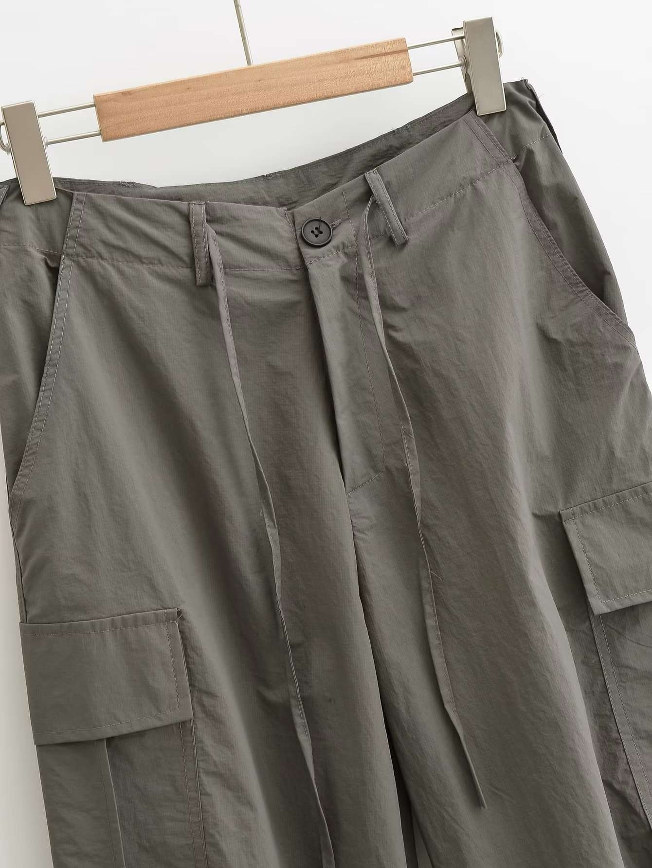 50代ファッション ゆったりカーゴパンツ