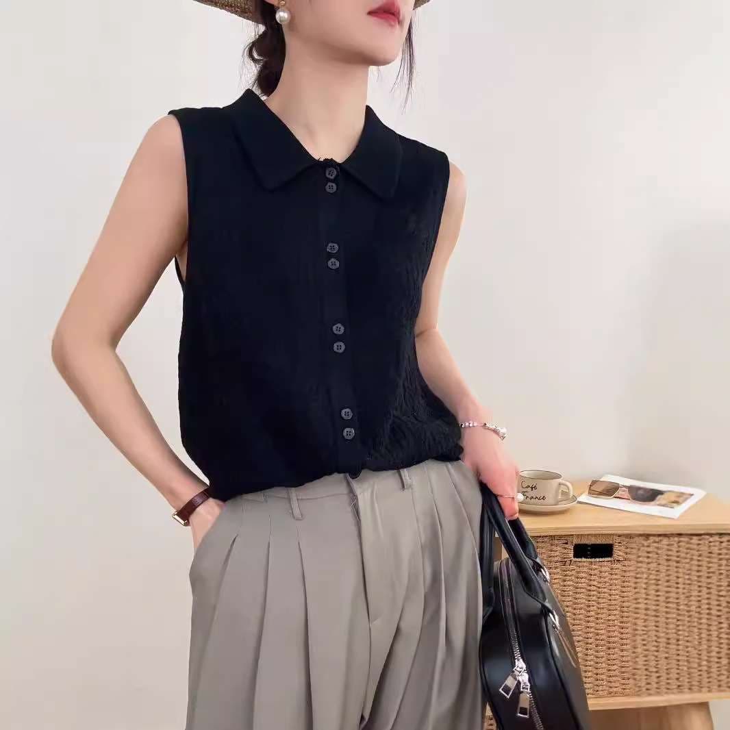 50代ファッション レース模様の上品な袖なしブラウス