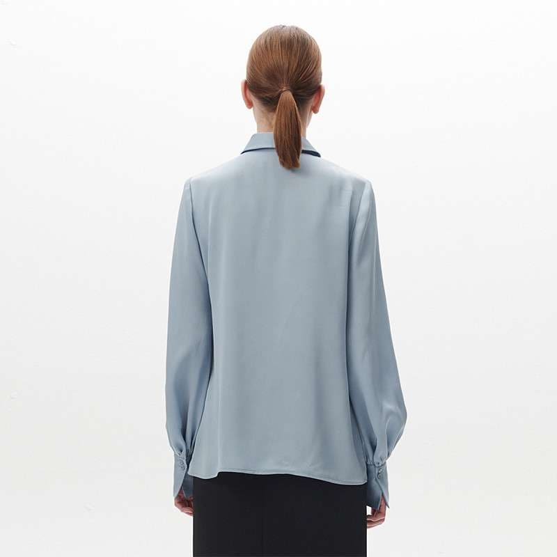 50代ファッション  上品なタイ付きシルクブラウス