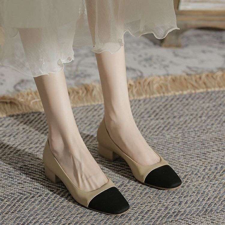 50代ファッション クラシカルバイカラーパンプス