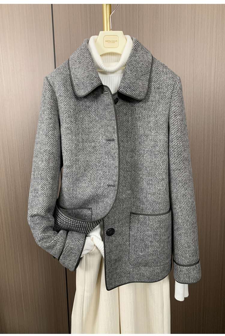 50代ファッション ヘリンボーン柄ショートコート