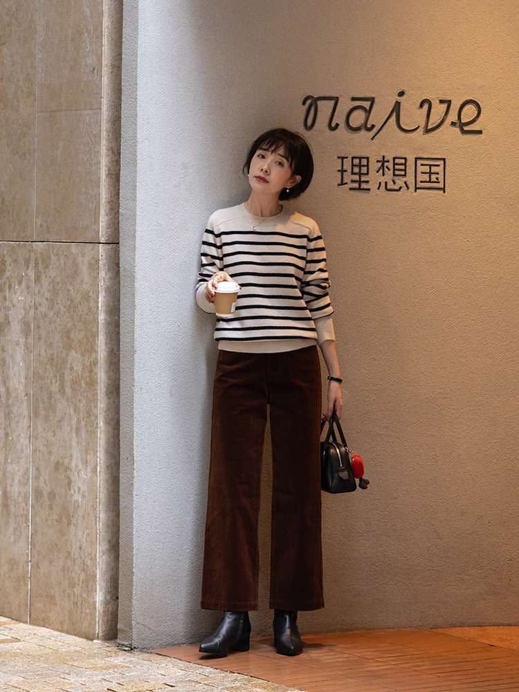 50代ファッション 大人のゆったりコーデュロイパンツ