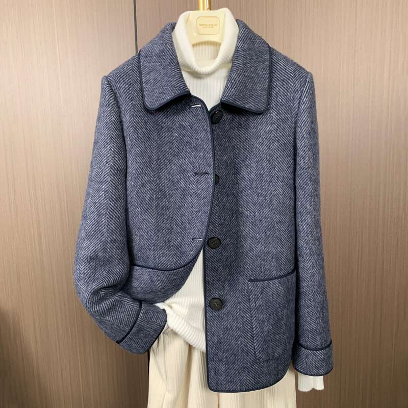 50代ファッション ヘリンボーン柄ショートコート