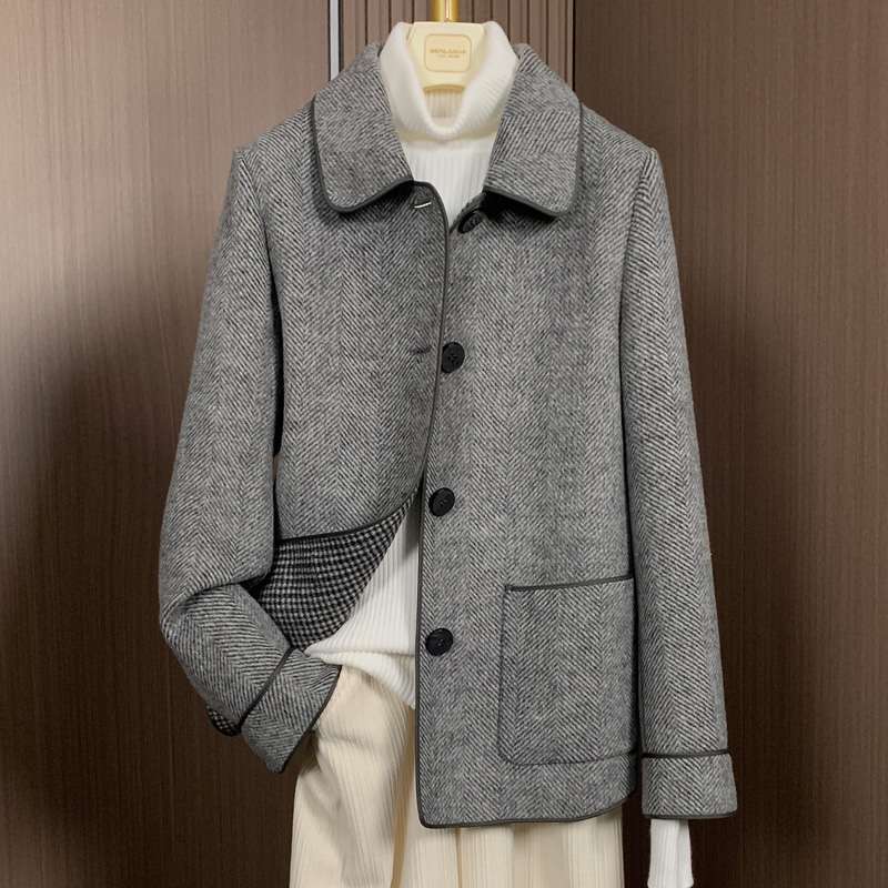 50代ファッション ヘリンボーン柄ショートコート