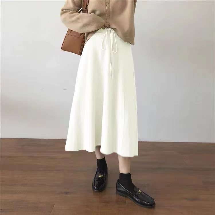50代ファッション 上品ミモレ丈フレアスカート