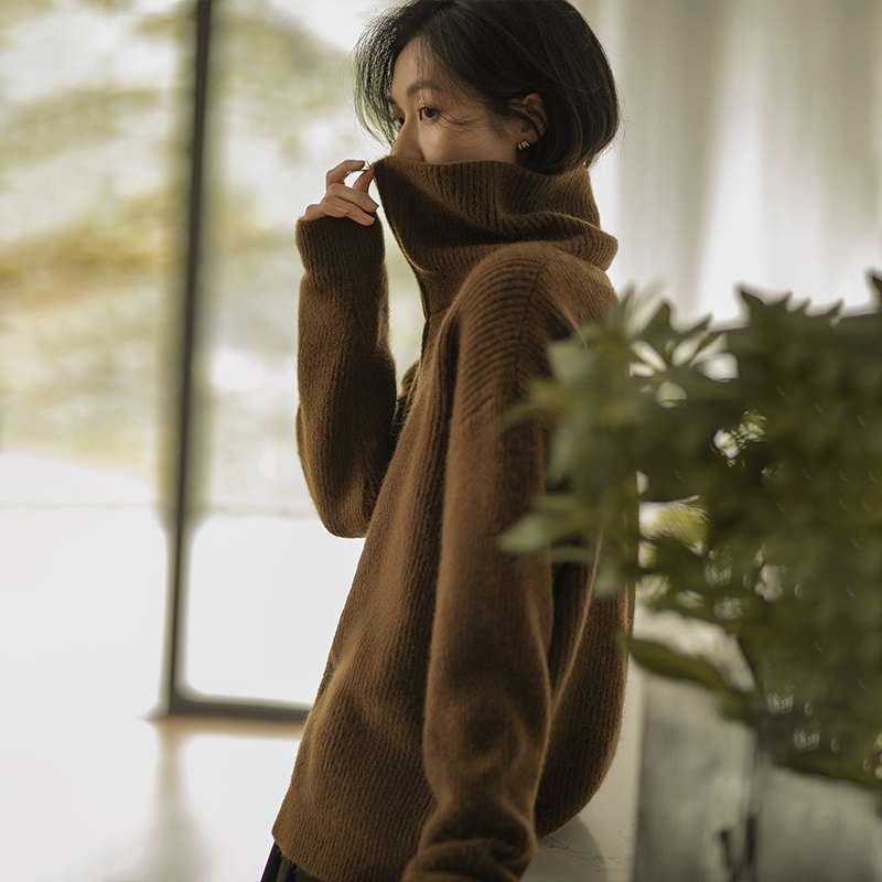 50代ファッション ウール混ジップタートルニット