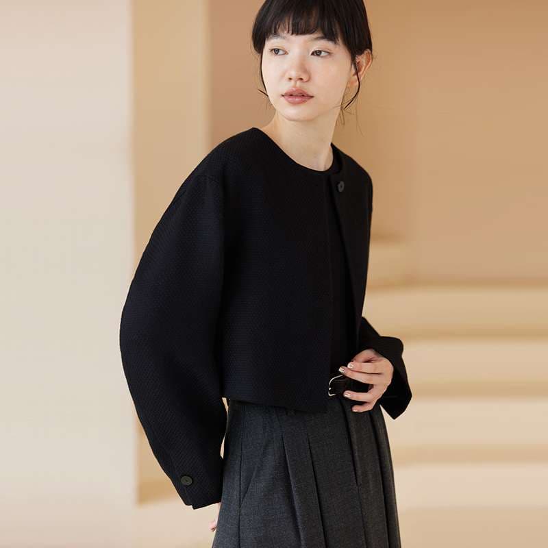 50代ファッション ゆったりショート丈ノーカラージャケット