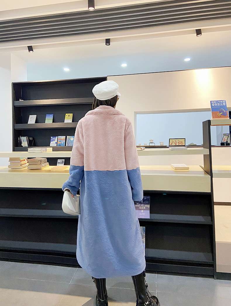50代ファッション 上品な配色ファーコート