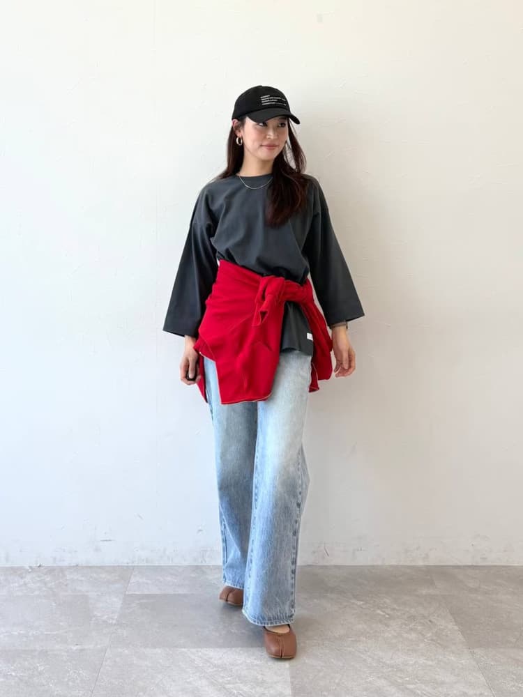50代ファッション ゆったりワイドデニムパンツ