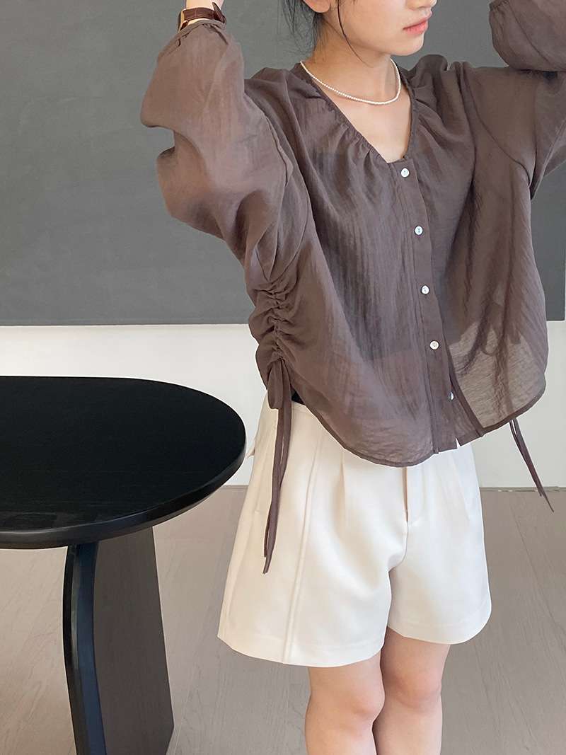 50代ファッション 優美なドレープシャツ