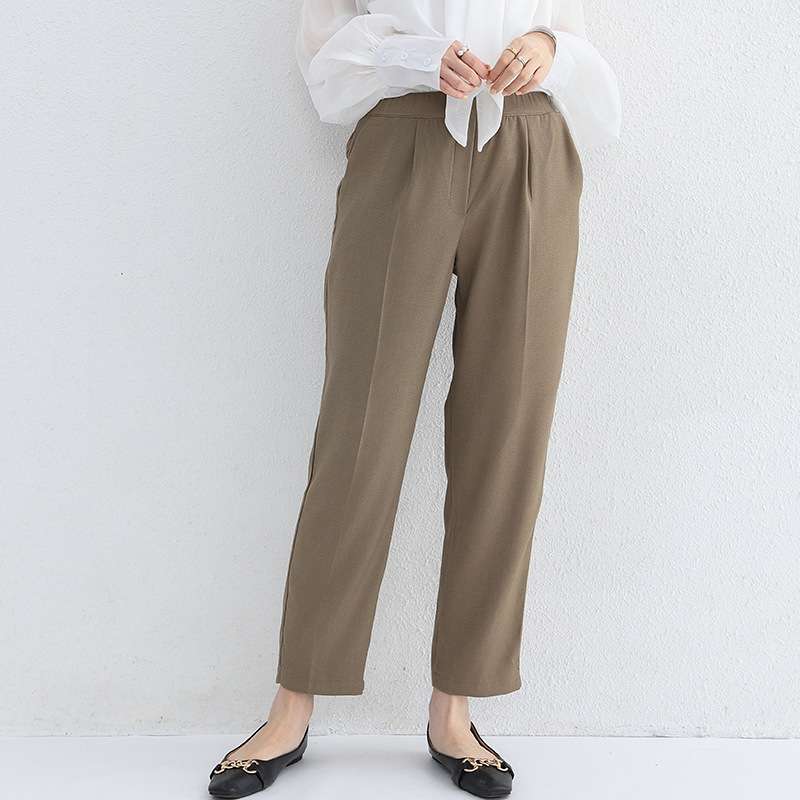 50代ファッション 大人の女性のための上品テーパードパンツ