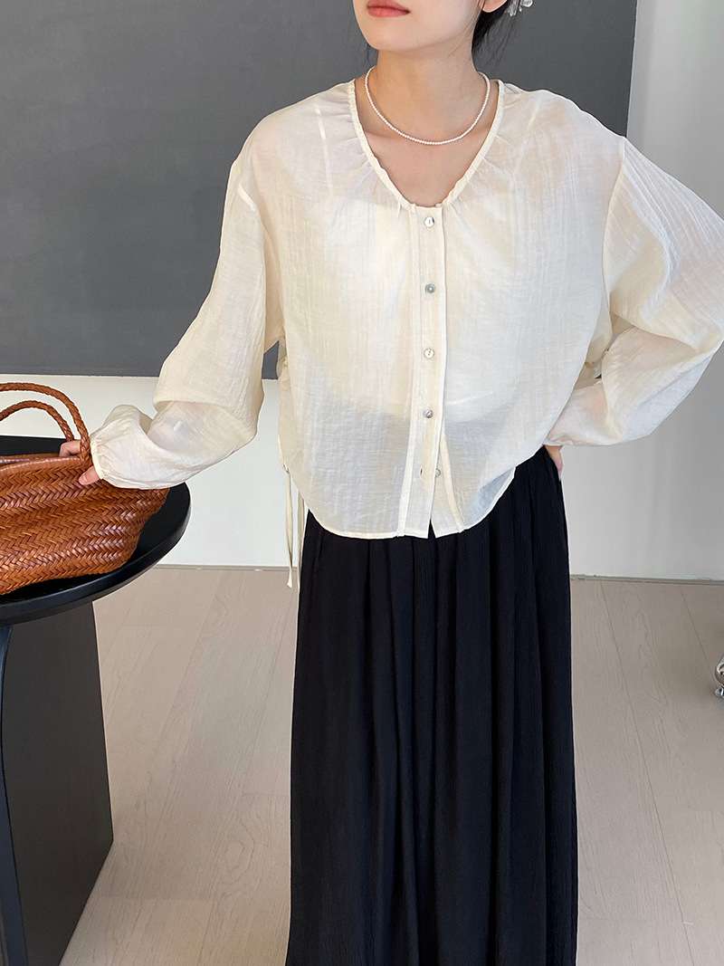 50代ファッション 優美なドレープシャツ