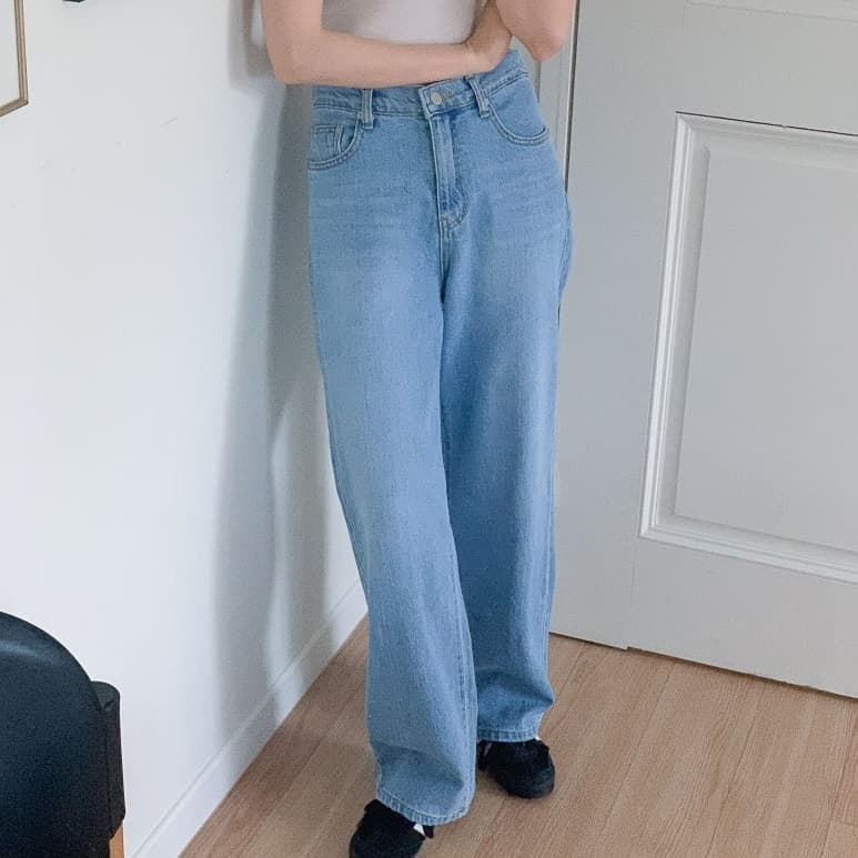 50代ファッション ゆったりストレートデニムパンツ