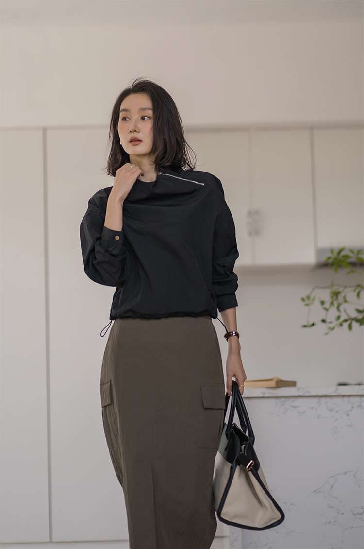 50代ファッション カーゴポケット付きミモレ丈スカート