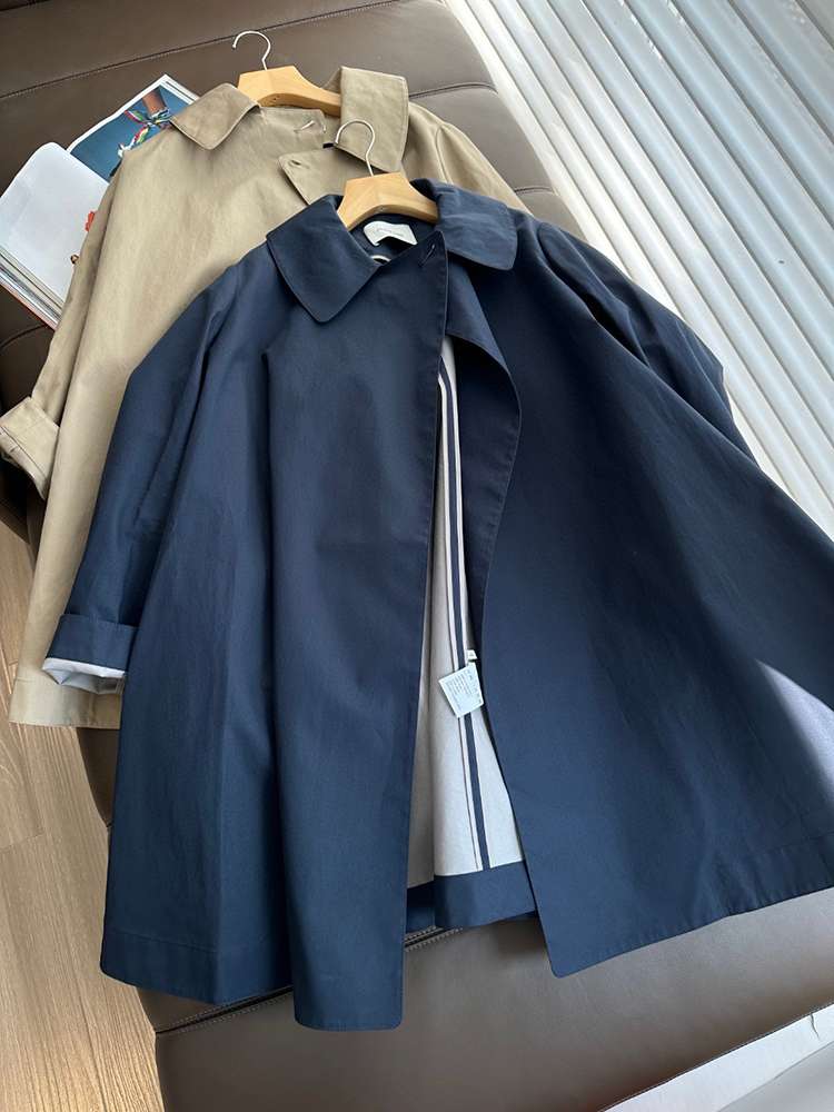 50代ファッション ゆったりシルエットのトレンチコート