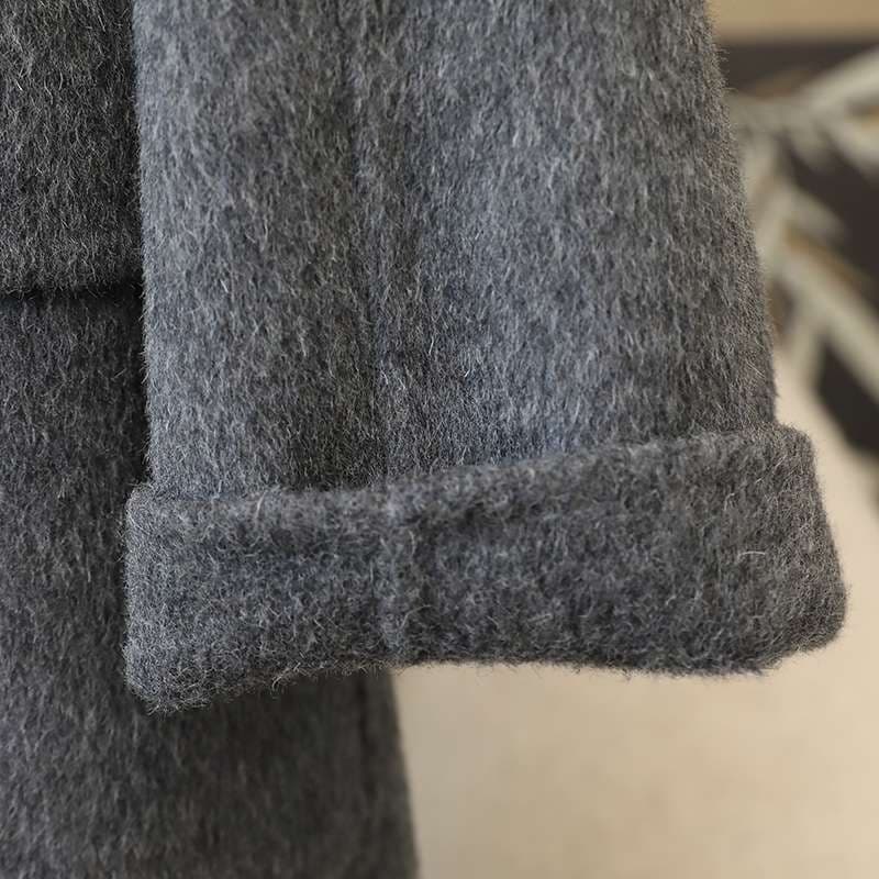 50代ファッション  エレガントな襟付きロングコート