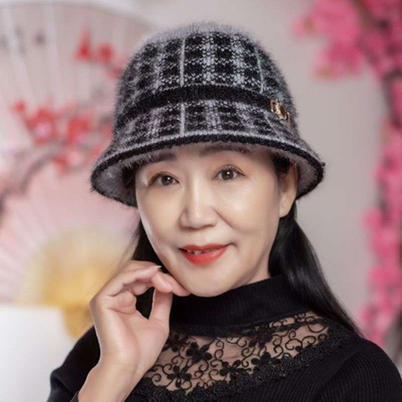 50代ファッション 柔らかな質感の格子柄バケットハット