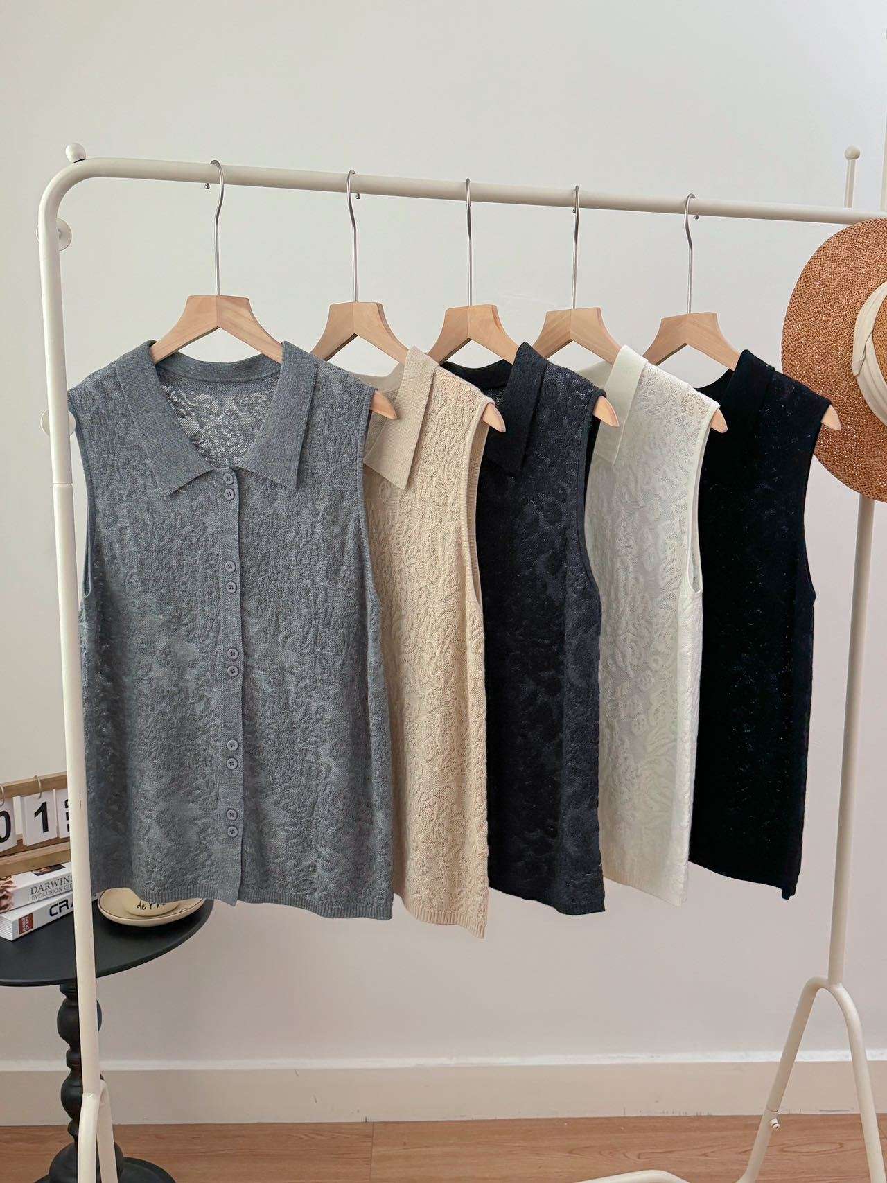 50代ファッション レース模様の上品な袖なしブラウス