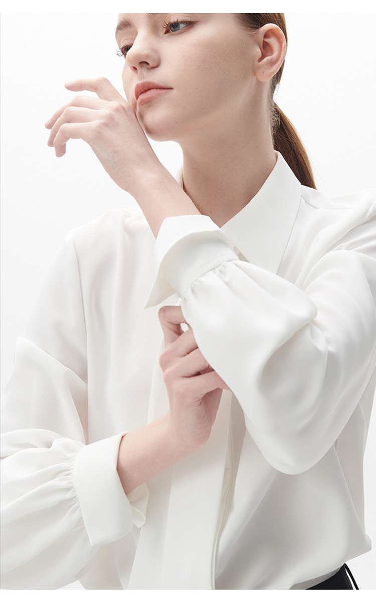 50代ファッション  上品なタイ付きシルクブラウス