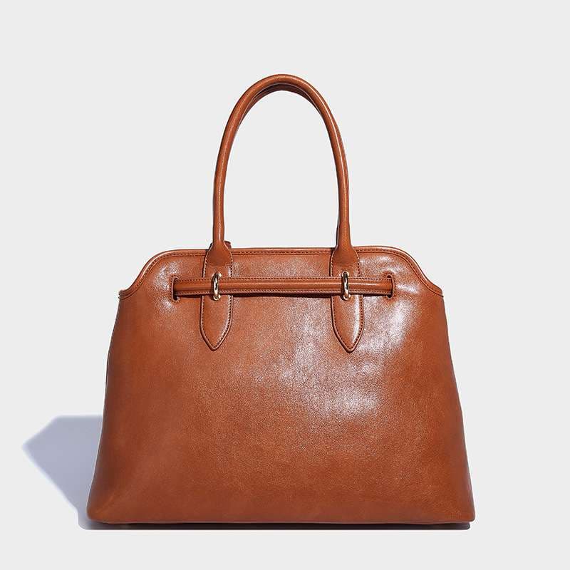 50代ファッション 上品な丸みのショルダーバッグ