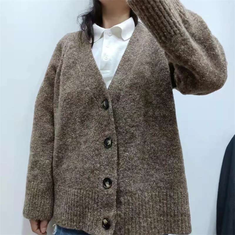 50代ファッション ゆったりシルエットの大人カーディガン