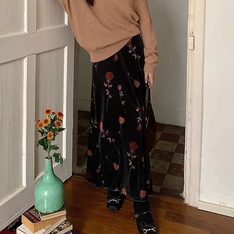 50代ファッション 華やか花柄ロングスカート