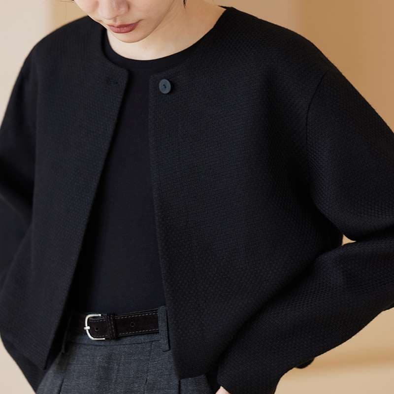 50代ファッション ゆったりショート丈ノーカラージャケット
