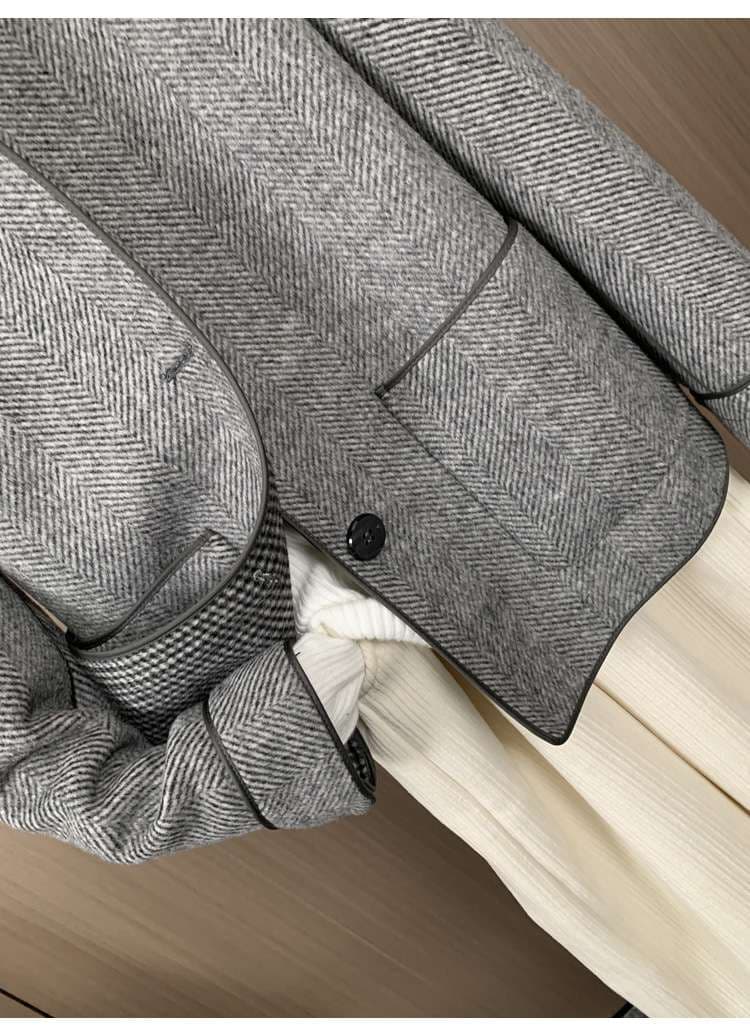 50代ファッション ヘリンボーン柄ショートコート