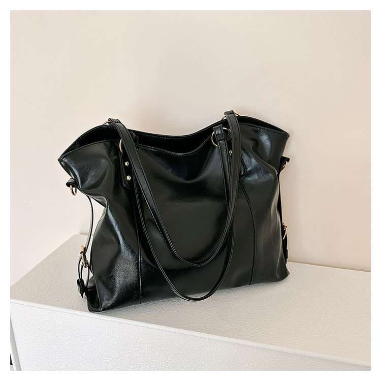50代ファッション 上品な大人の肩掛けトートバッグ