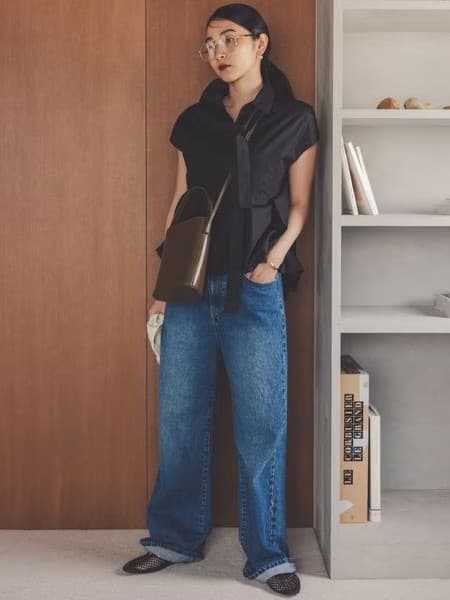 50代ファッション ゆったりワイドデニムパンツ