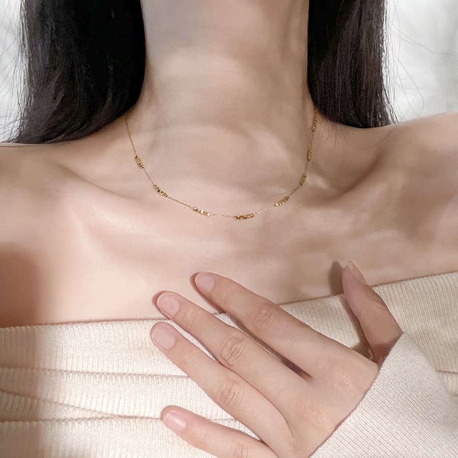 50代ファッション アクセサリー 上品なきらめき 華奢ゴールドネックレス