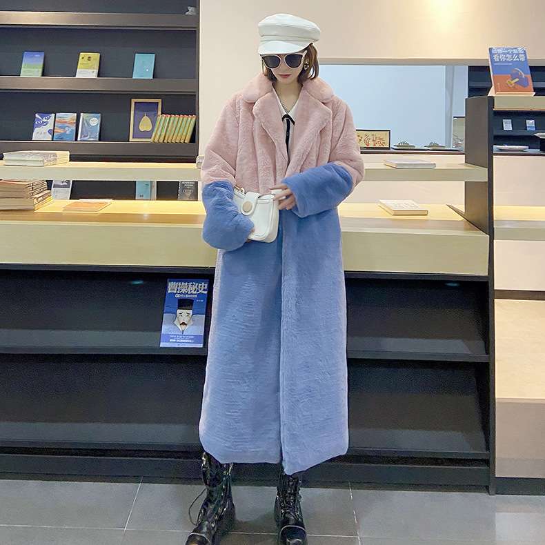 50代ファッション 上品な配色ファーコート
