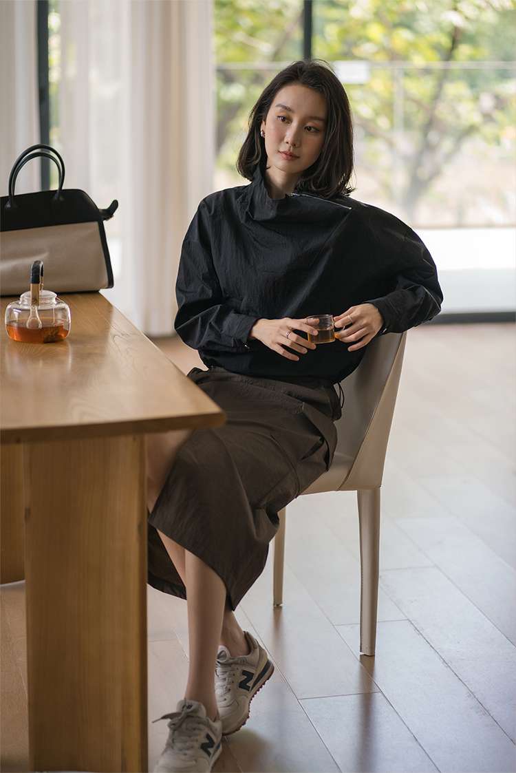 50代ファッション カーゴポケット付きミモレ丈スカート