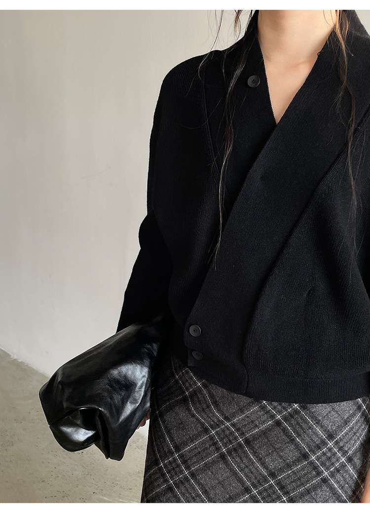 50代ファッション 優雅な襟付きウールニット