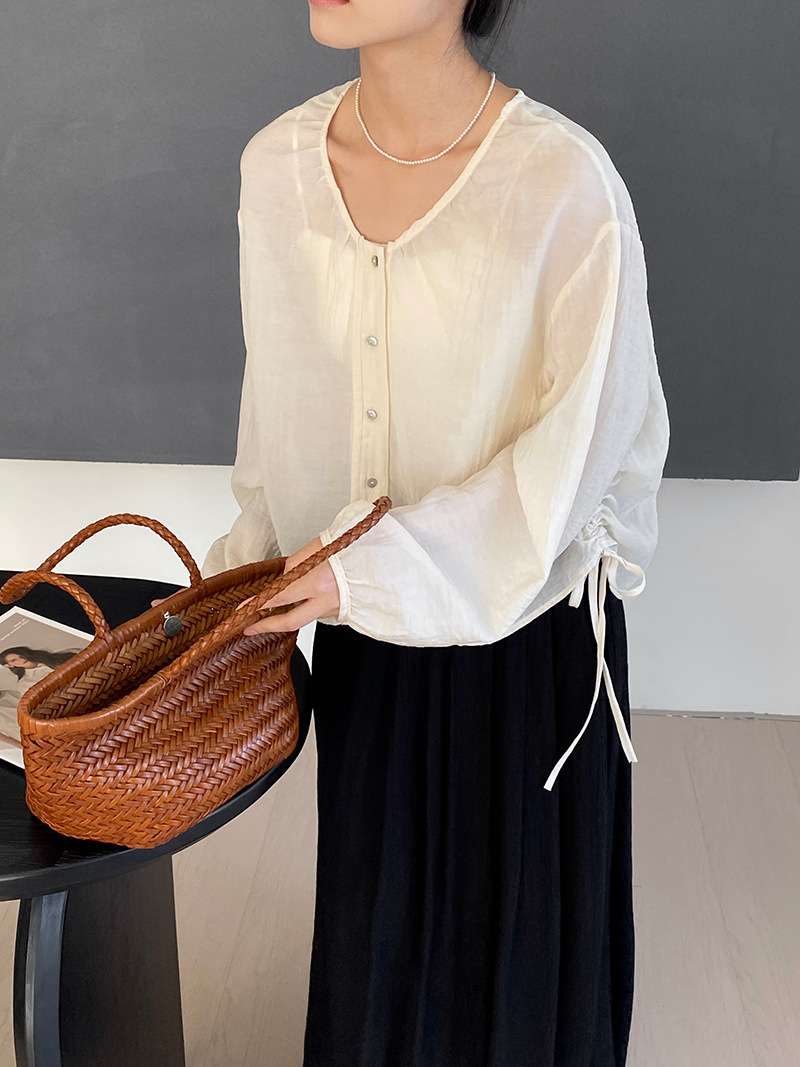 50代ファッション 優美なドレープシャツ