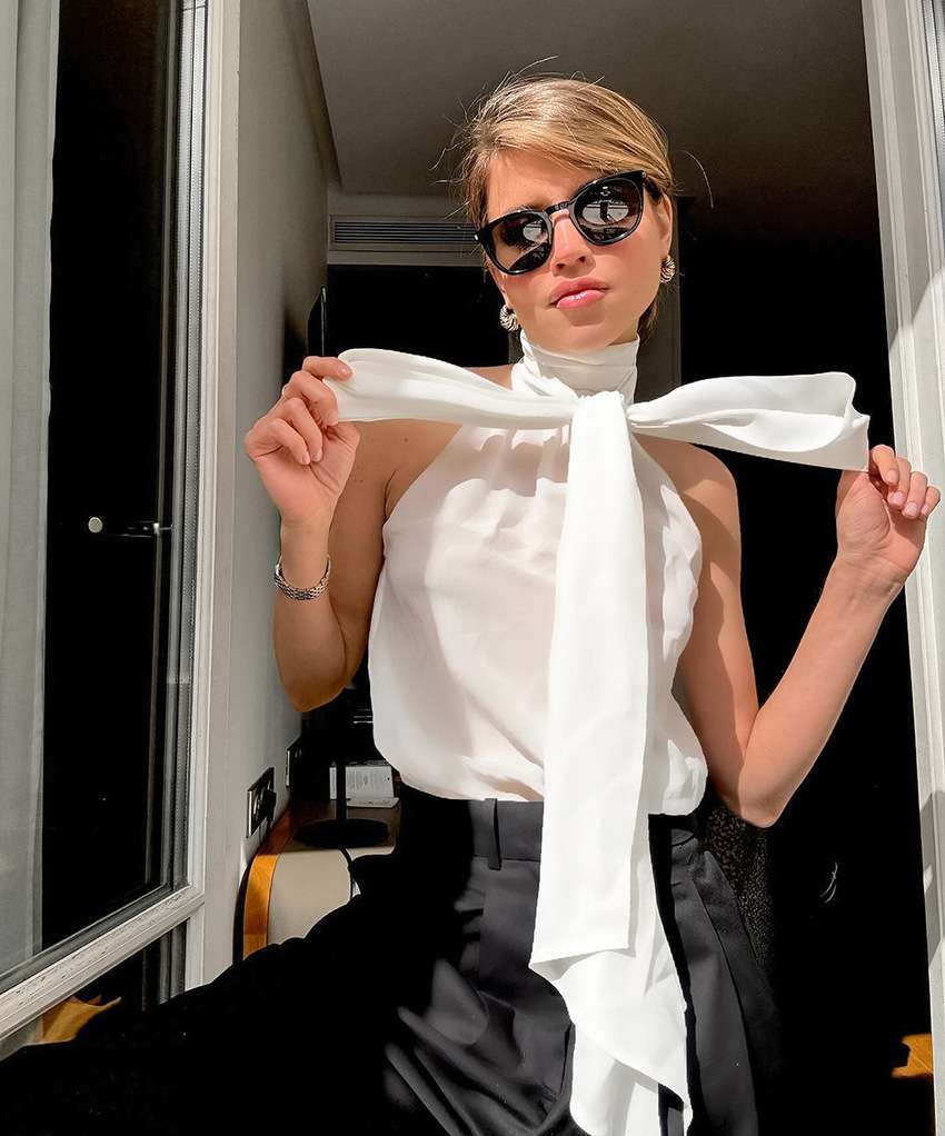 50代ファッション 優雅な蝶結びホルターネックブラウス