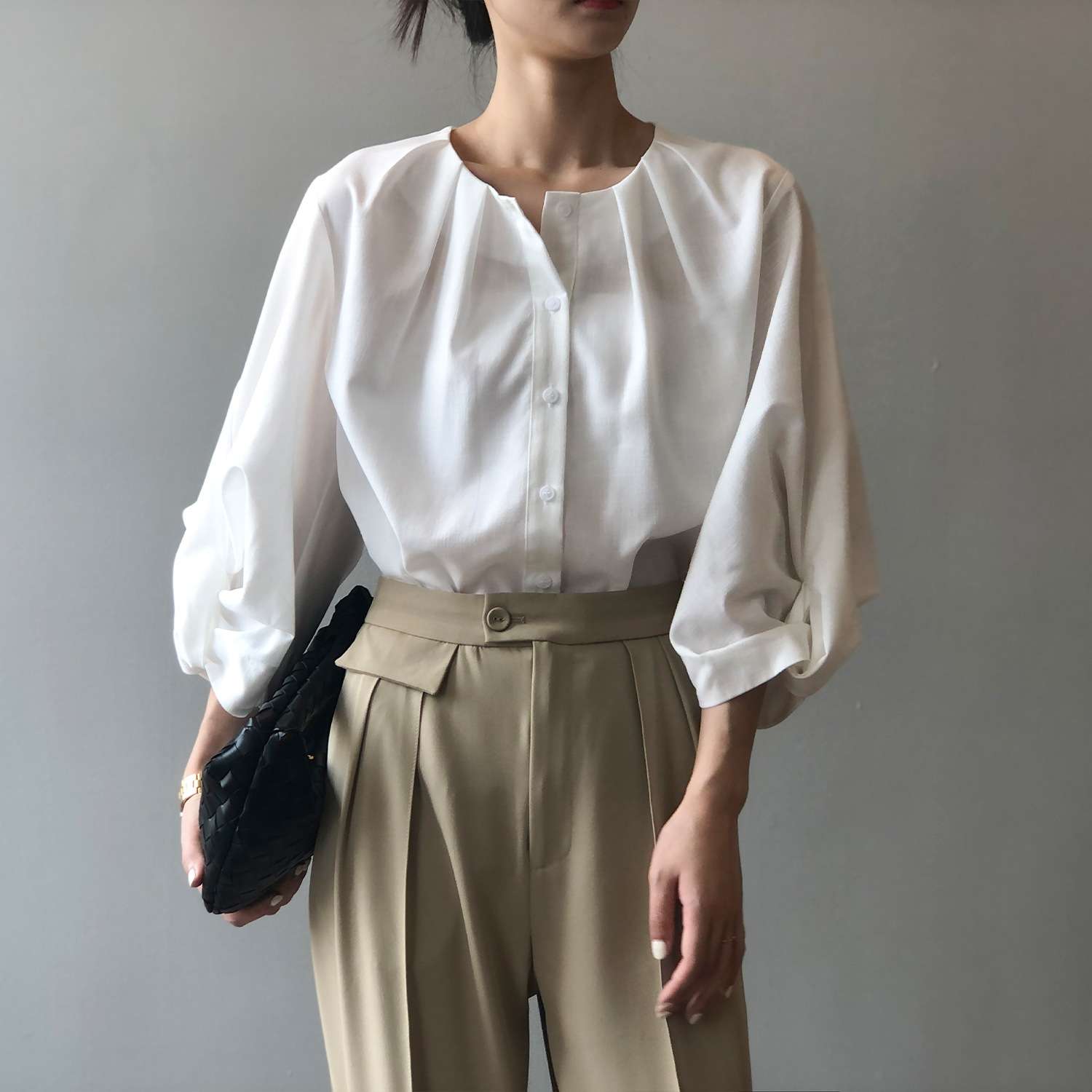 50代ファッション ゆったりシルエットの上品ブラウス