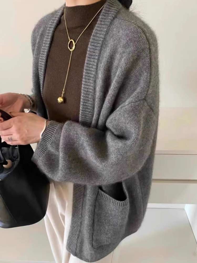 50代ファッション 大人の余裕を演出するゆったりカーディガン