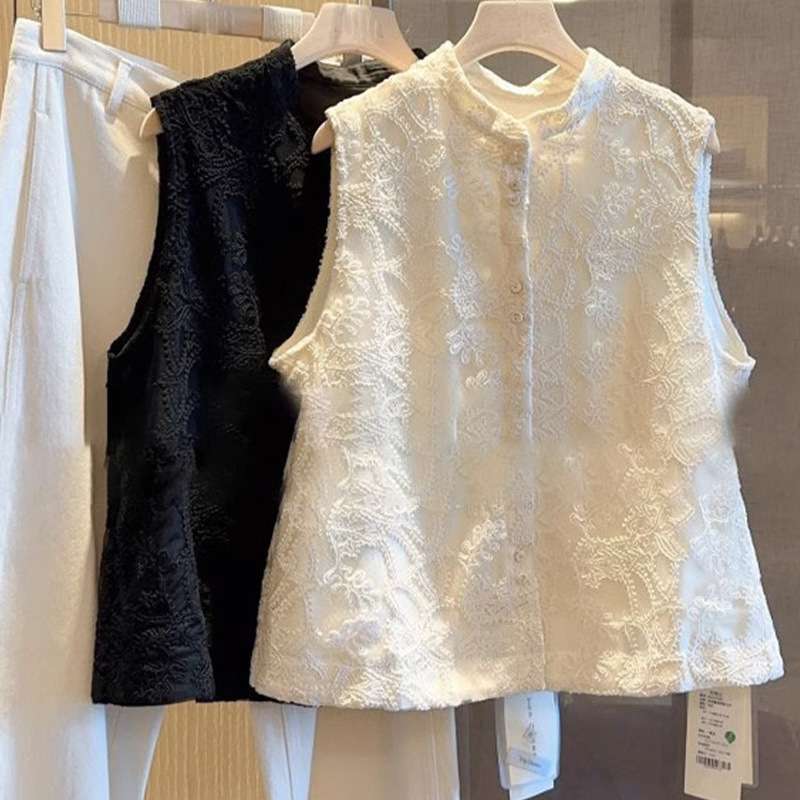 50代ファッション 花柄レースの高級感ある襟なしシャツブラウス