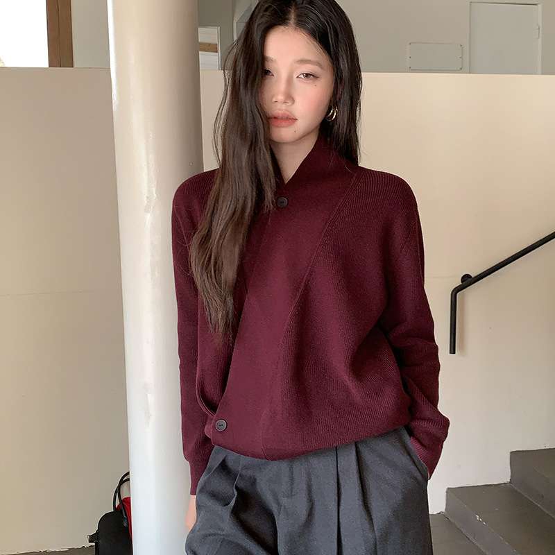 50代ファッション 優雅な襟付きウールニット