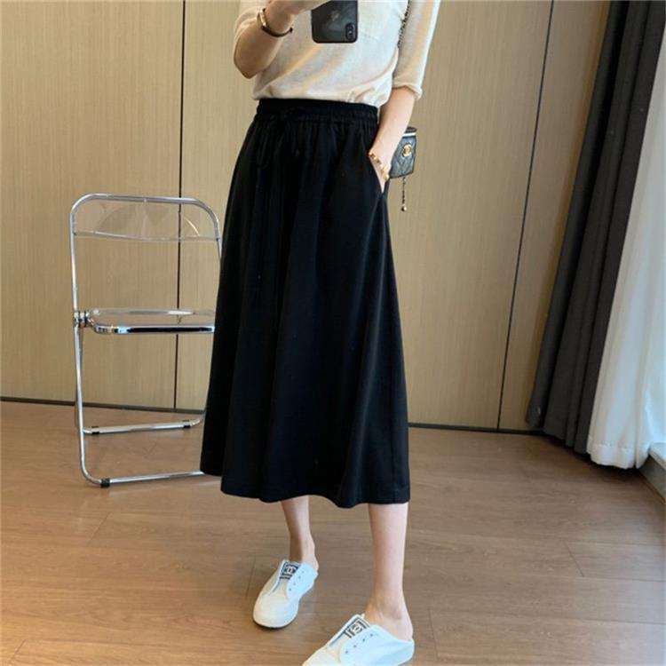 50代ファッション 大人の余裕を感じさせるワイドパンツ