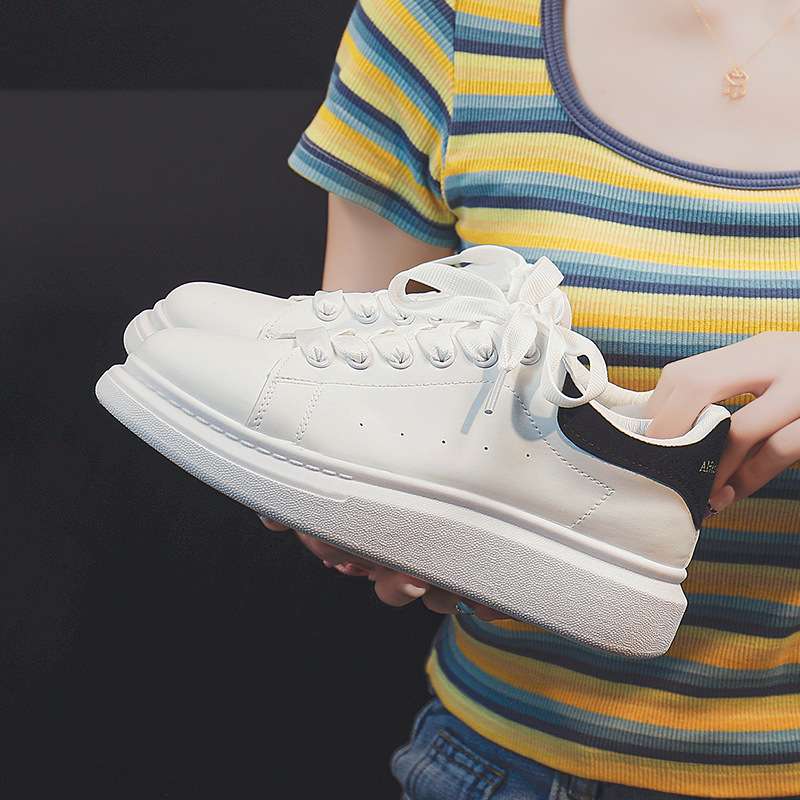 50代ファッション 上品カジュアル革靴スニーカー