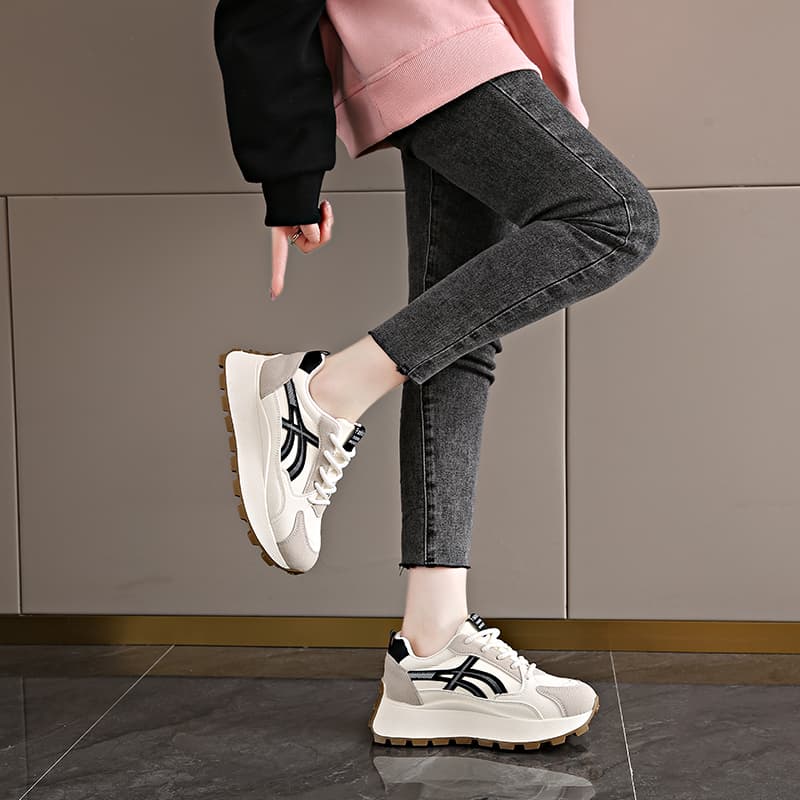 50代ファッション 厚底スポーツスニーカー