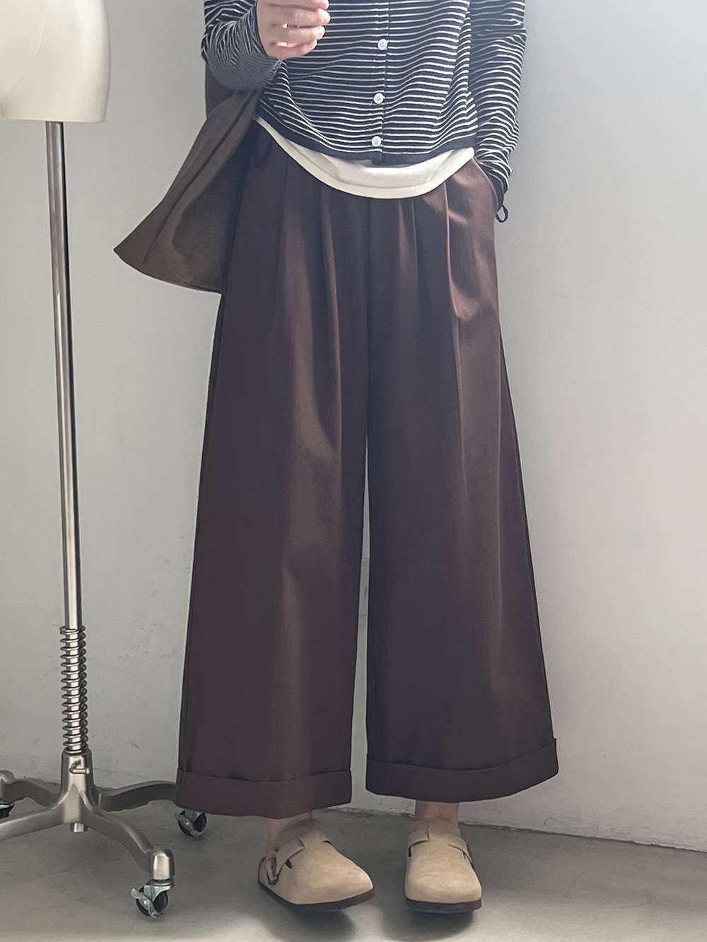 50代ファッション リラックスワイドパンツ