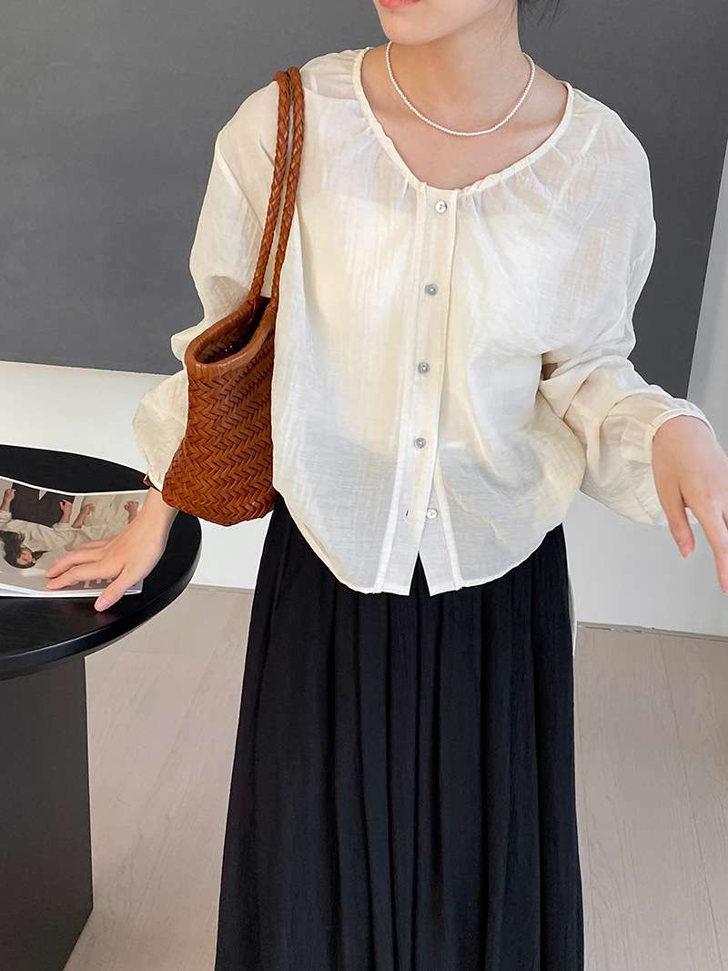 50代ファッション 優美なドレープシャツ